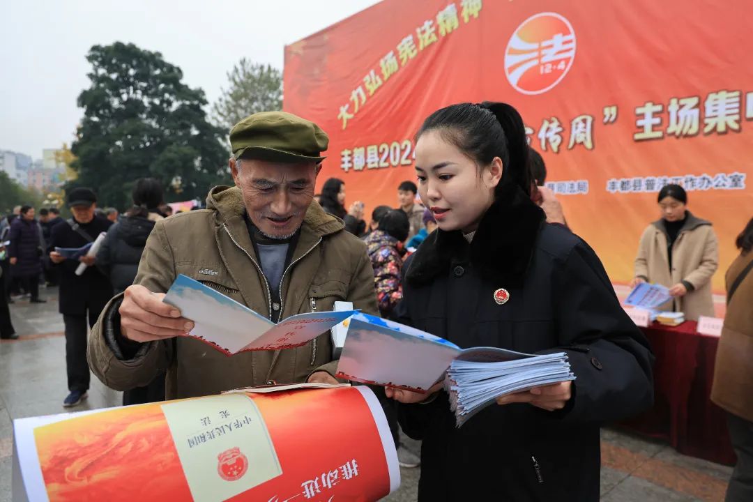 宪法集中宣传，公园门口热闹非? /></a></td>
    
    <td class=