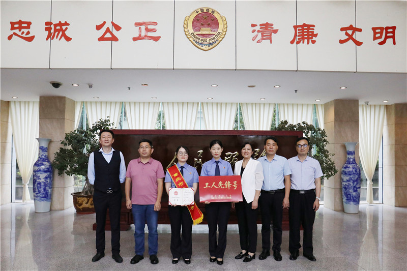 区总工会党组书记向莉容为我院获奖集体颁发奖章证? /></a></td>
     </tr>
        </tbody>
      </table>
      <ul id=