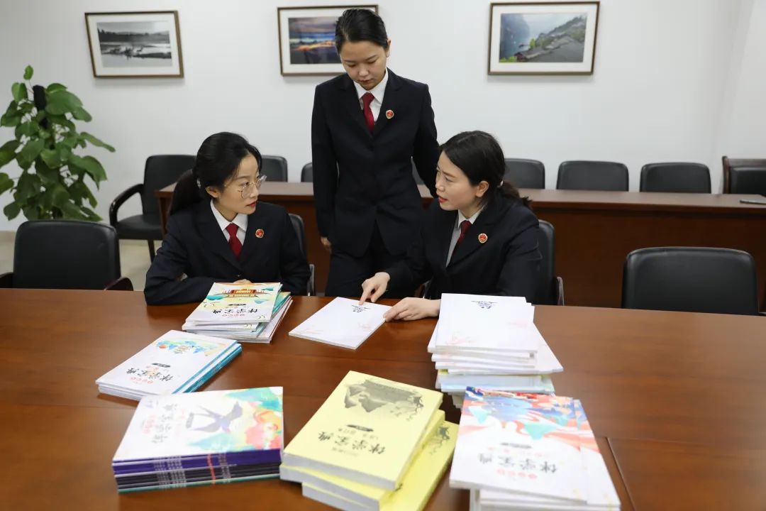 【28圈日报
】重庆九龙坡：网络下载教学视频，改头换面做成盗版书