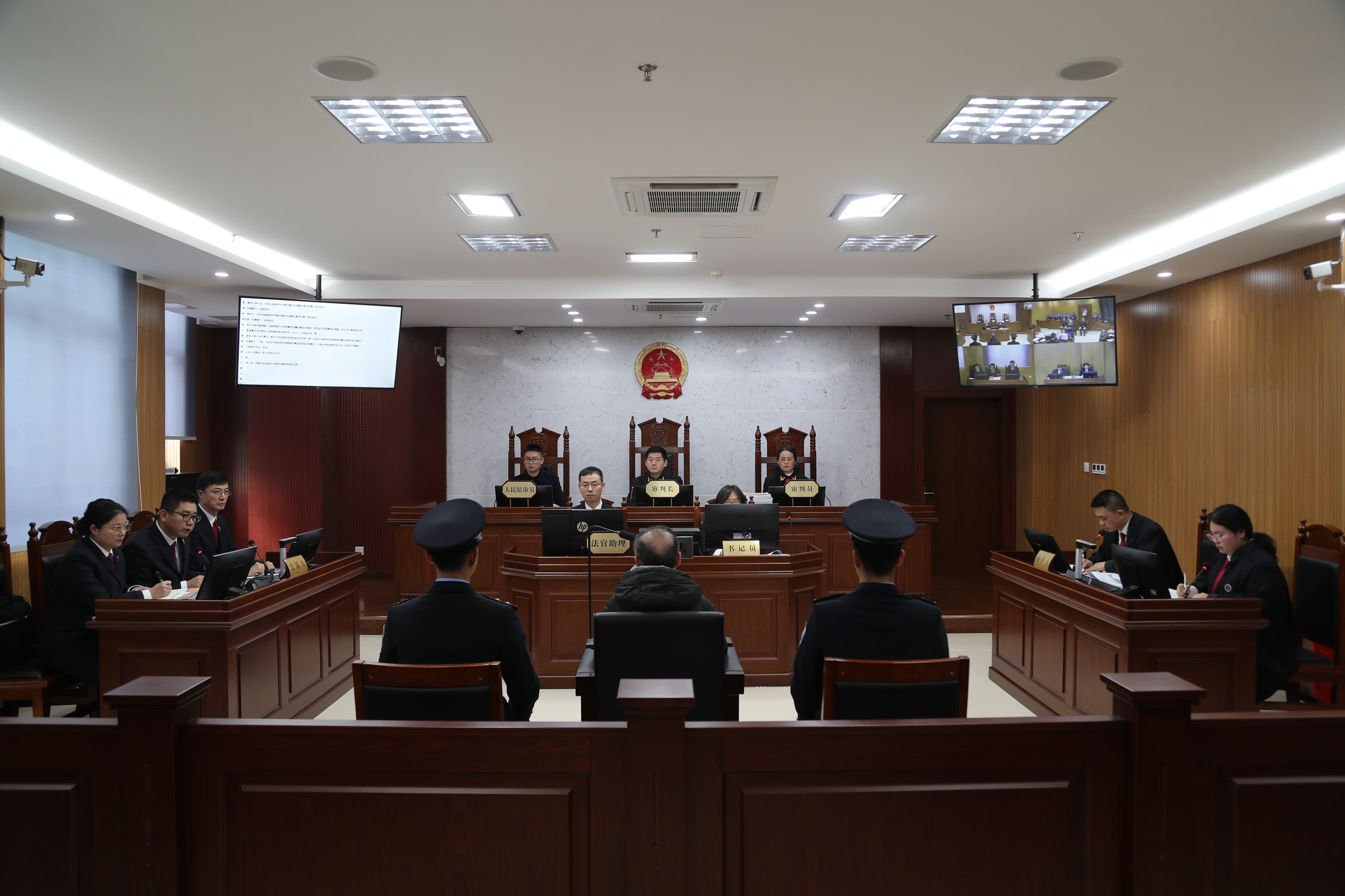 检察长依法出庭支持公诉，带头带动办好每个案件